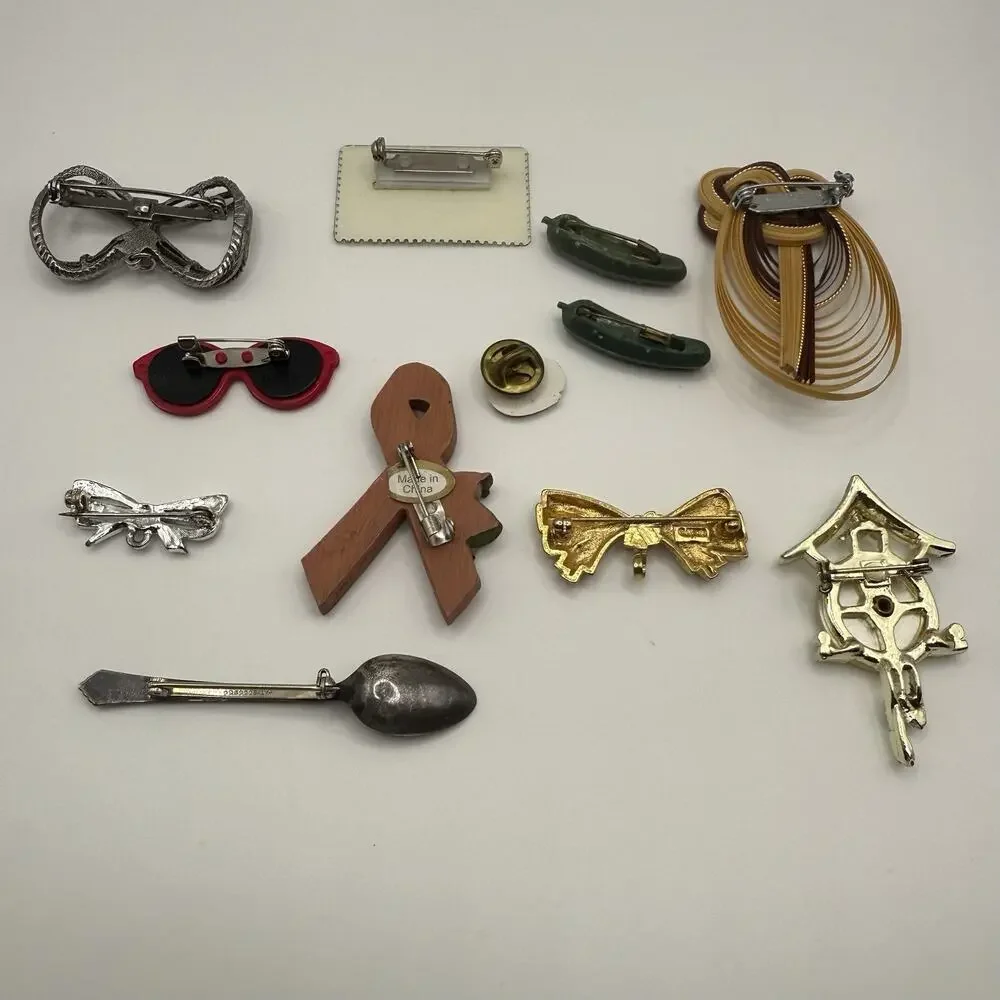 Vintage‎ Lot of Twelve Brooch Pins Pickles Clock Dinosaurs Spoon Bows Sunglasses